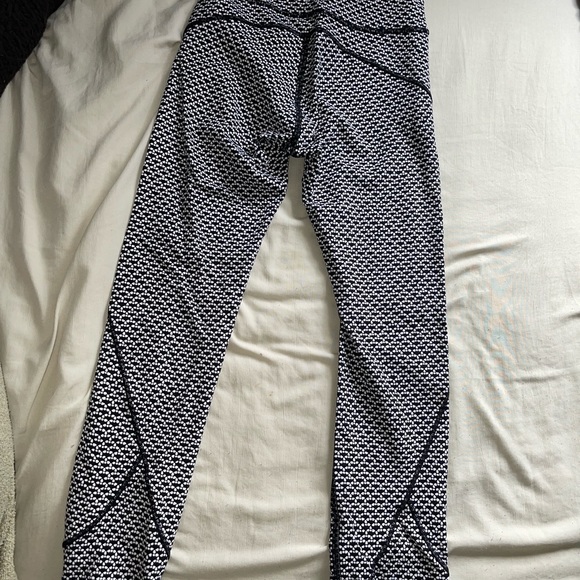 Lululemon leggings size 2 - Picture 6 of 6
